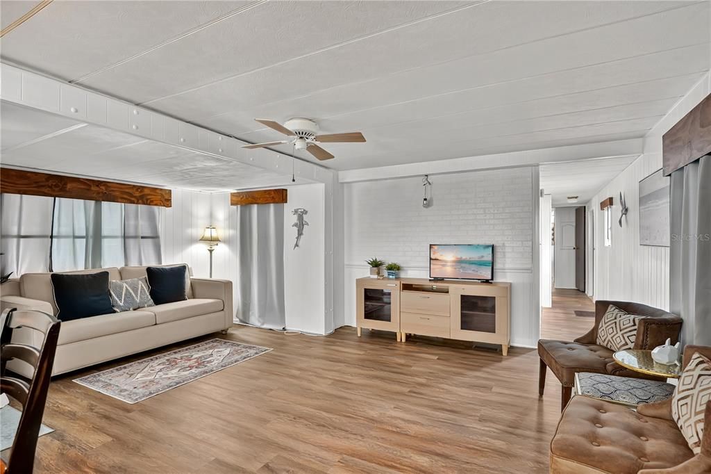 For Sale: $140,000 (2 beds, 1 baths, 672 Square Feet)