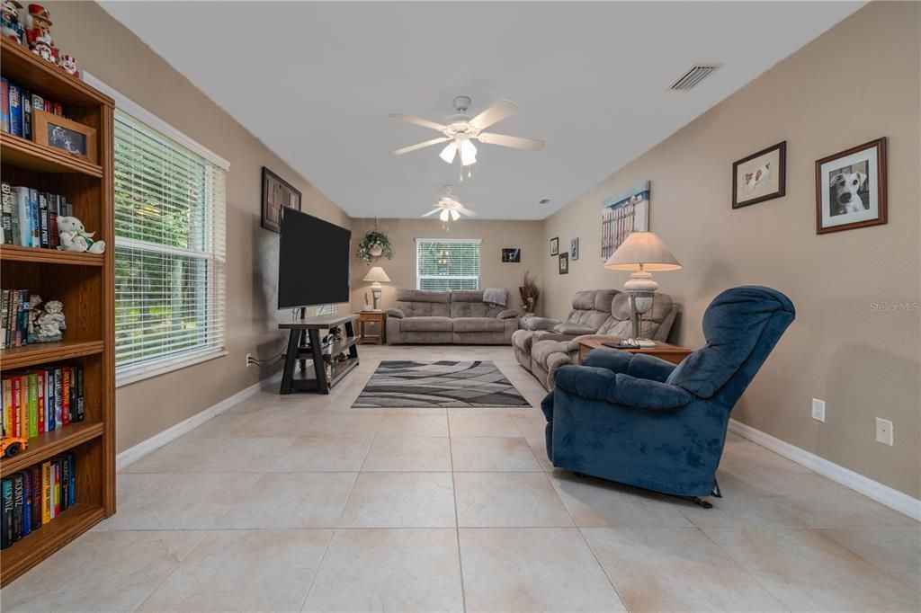 En Venta: $958,000 (3 camas, 2 baños, 2764 Pies cuadrados)