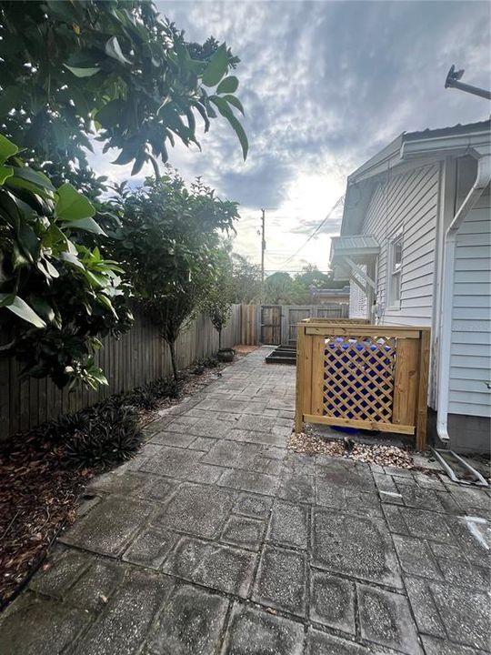 合同活跃: $214,468 (2 贝兹, 1 浴室, 1112 平方英尺)