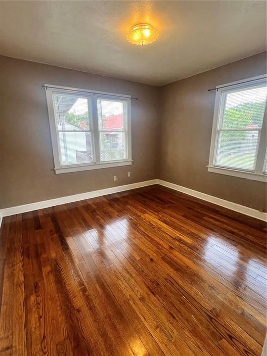 合同活跃: $214,468 (2 贝兹, 1 浴室, 1112 平方英尺)