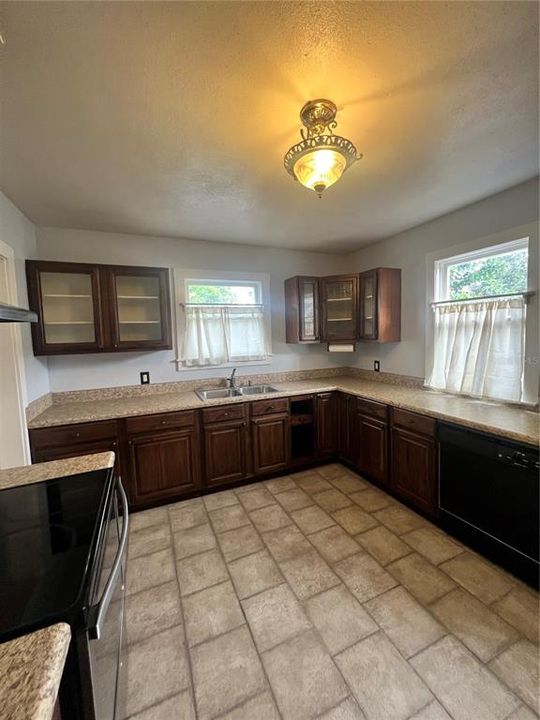 合同活跃: $214,468 (2 贝兹, 1 浴室, 1112 平方英尺)