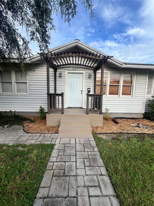 合同活跃: $214,468 (2 贝兹, 1 浴室, 1112 平方英尺)