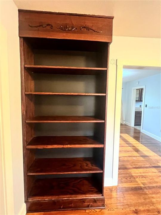 合同活跃: $214,468 (2 贝兹, 1 浴室, 1112 平方英尺)