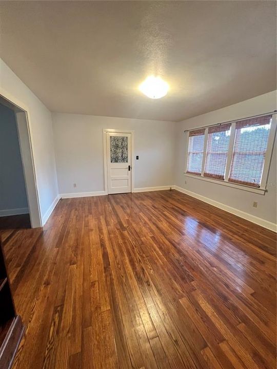 合同活跃: $214,468 (2 贝兹, 1 浴室, 1112 平方英尺)