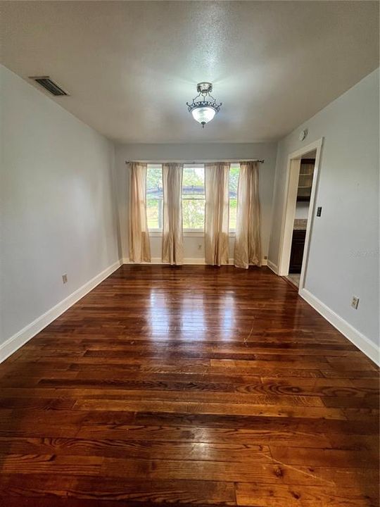 合同活跃: $214,468 (2 贝兹, 1 浴室, 1112 平方英尺)