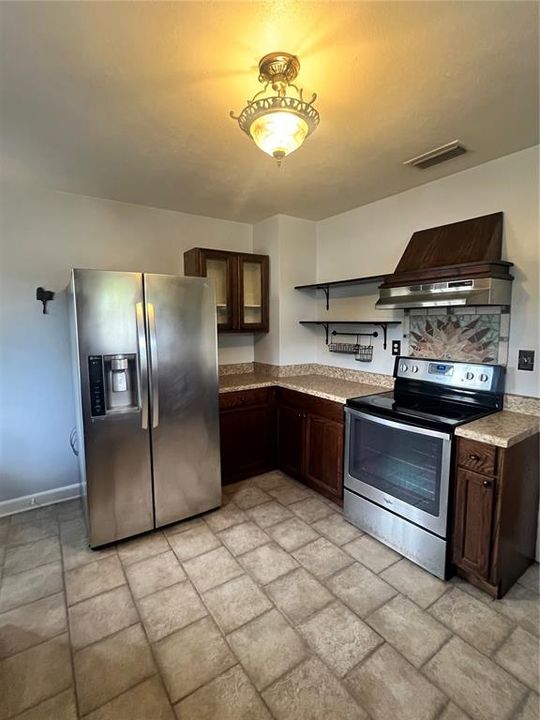 合同活跃: $214,468 (2 贝兹, 1 浴室, 1112 平方英尺)