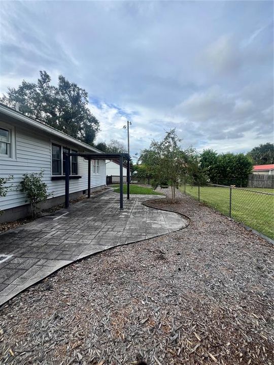 合同活跃: $214,468 (2 贝兹, 1 浴室, 1112 平方英尺)