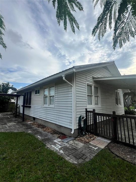 合同活跃: $214,468 (2 贝兹, 1 浴室, 1112 平方英尺)