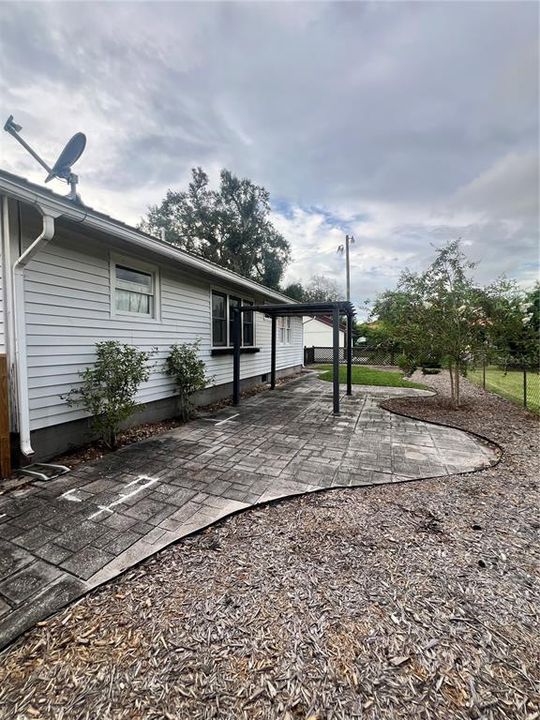 合同活跃: $214,468 (2 贝兹, 1 浴室, 1112 平方英尺)