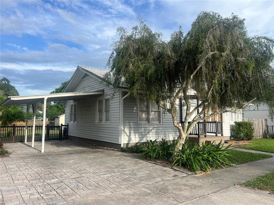 合同活跃: $214,468 (2 贝兹, 1 浴室, 1112 平方英尺)