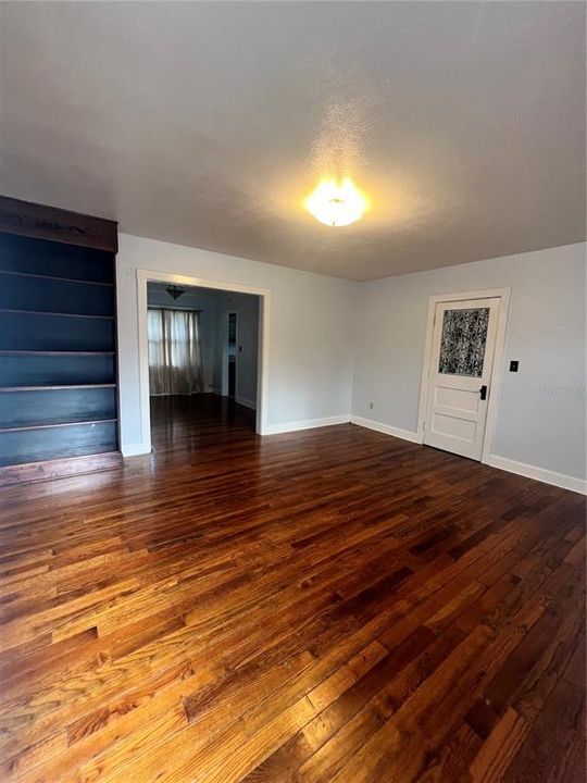 合同活跃: $214,468 (2 贝兹, 1 浴室, 1112 平方英尺)