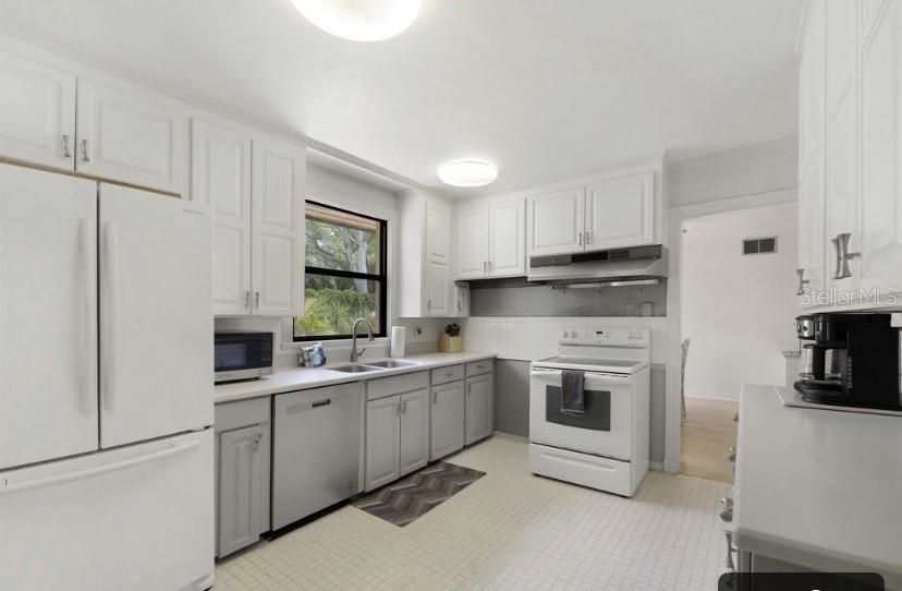 待售: $675,500 (4 贝兹, 2 浴室, 1787 平方英尺)