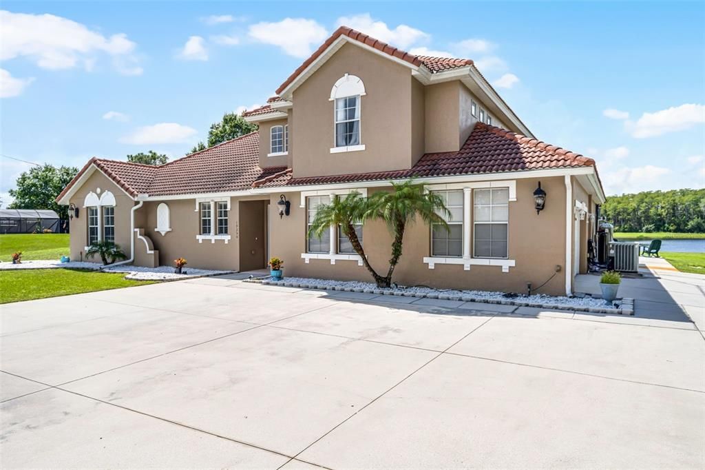 Activo con contrato: $725,000 (5 camas, 4 baños, 3187 Pies cuadrados)