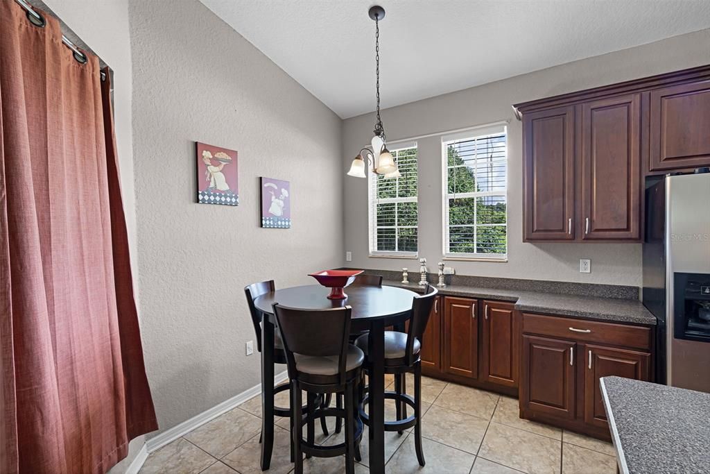 Activo con contrato: $725,000 (5 camas, 4 baños, 3187 Pies cuadrados)