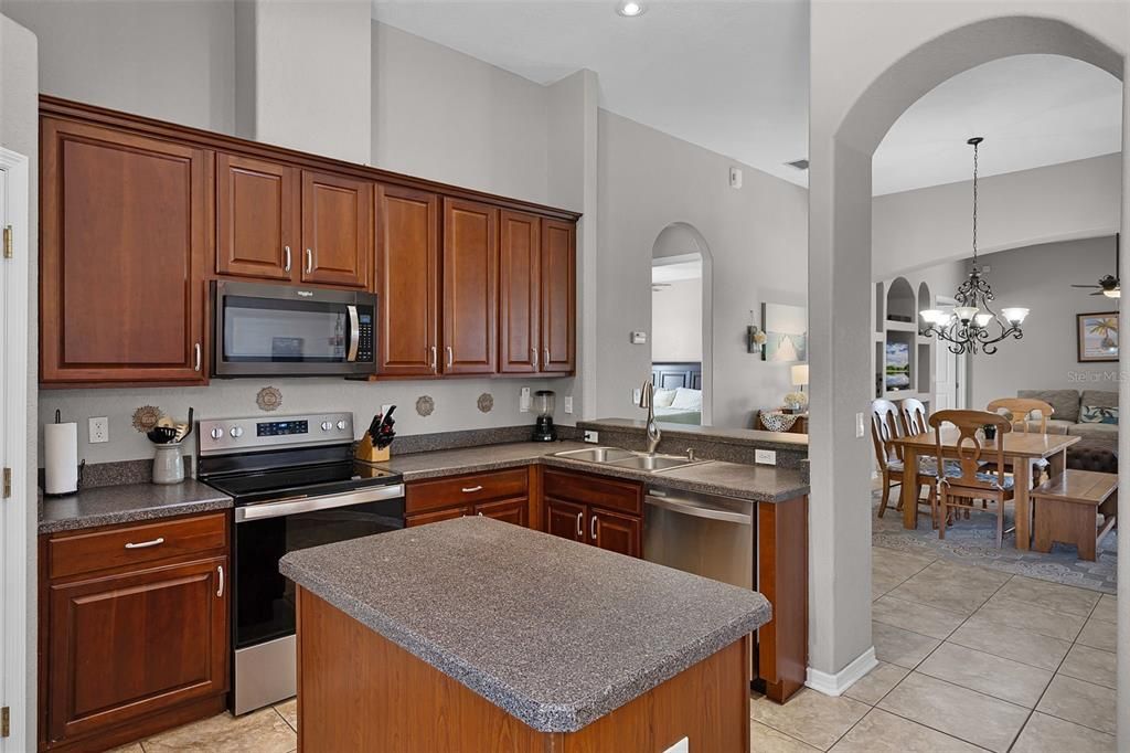 Activo con contrato: $725,000 (5 camas, 4 baños, 3187 Pies cuadrados)