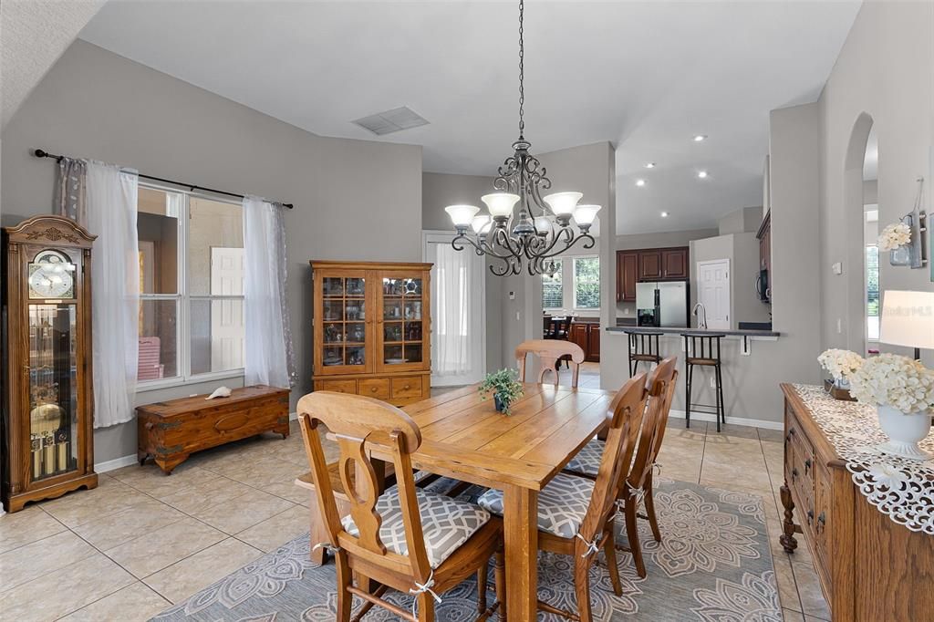 Activo con contrato: $725,000 (5 camas, 4 baños, 3187 Pies cuadrados)