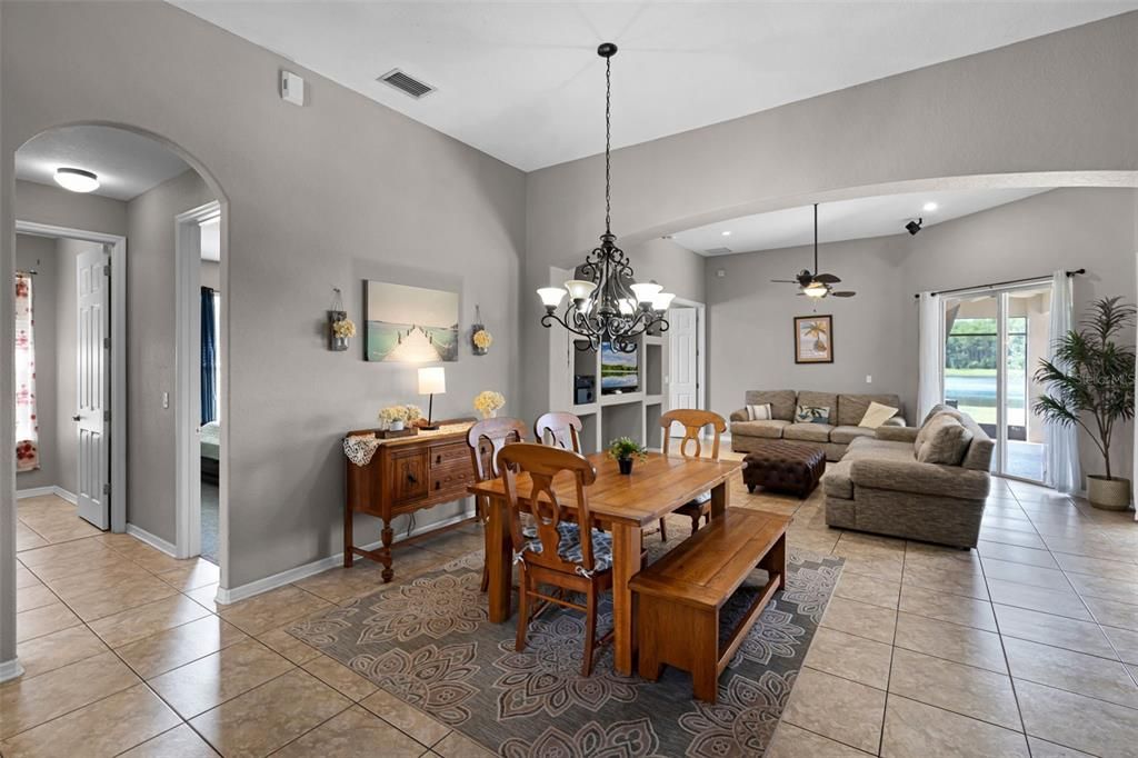 Activo con contrato: $725,000 (5 camas, 4 baños, 3187 Pies cuadrados)