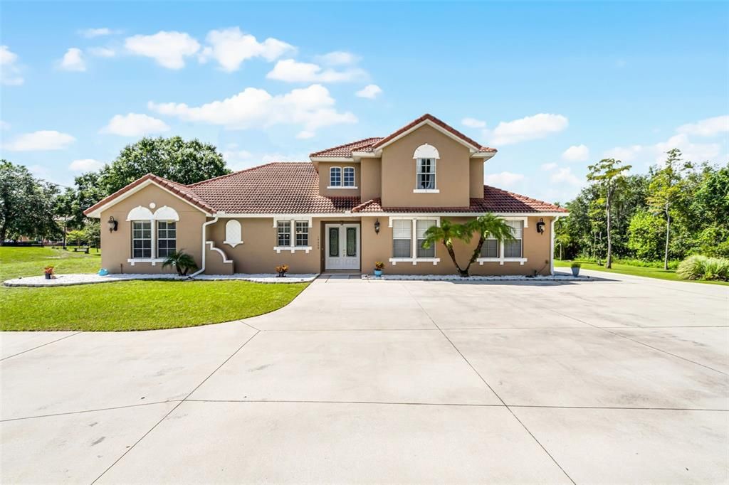 Activo con contrato: $725,000 (5 camas, 4 baños, 3187 Pies cuadrados)