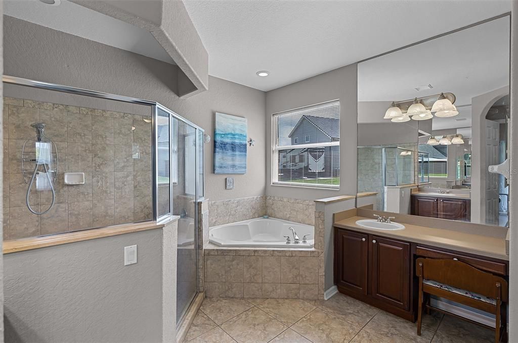 Activo con contrato: $725,000 (5 camas, 4 baños, 3187 Pies cuadrados)