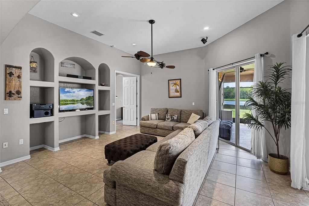 Activo con contrato: $725,000 (5 camas, 4 baños, 3187 Pies cuadrados)