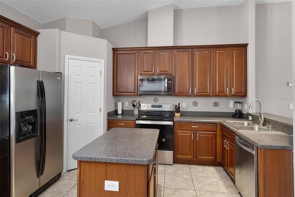 Activo con contrato: $725,000 (5 camas, 4 baños, 3187 Pies cuadrados)