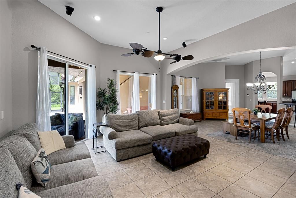 Activo con contrato: $725,000 (5 camas, 4 baños, 3187 Pies cuadrados)