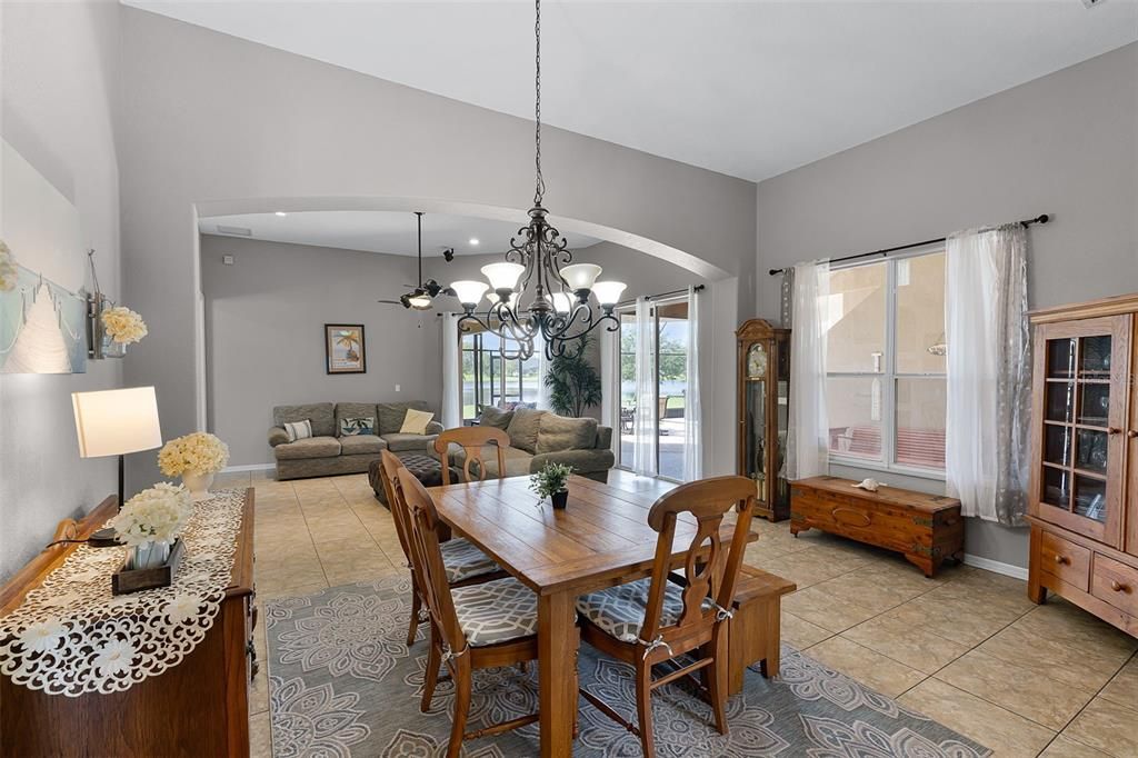 Activo con contrato: $725,000 (5 camas, 4 baños, 3187 Pies cuadrados)