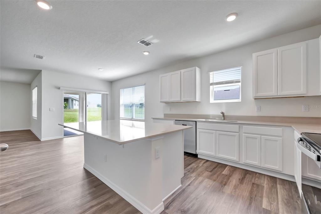 Под контрактом: $478,490 (4 спален, 3 ванн, 2725 Квадратных фут)