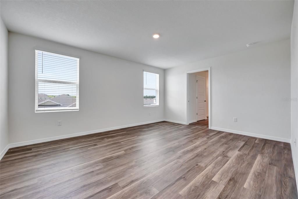 Под контрактом: $478,490 (4 спален, 3 ванн, 2725 Квадратных фут)