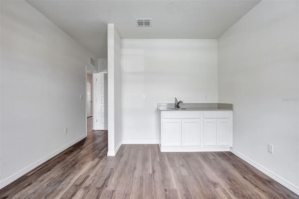 Под контрактом: $478,490 (4 спален, 3 ванн, 2725 Квадратных фут)