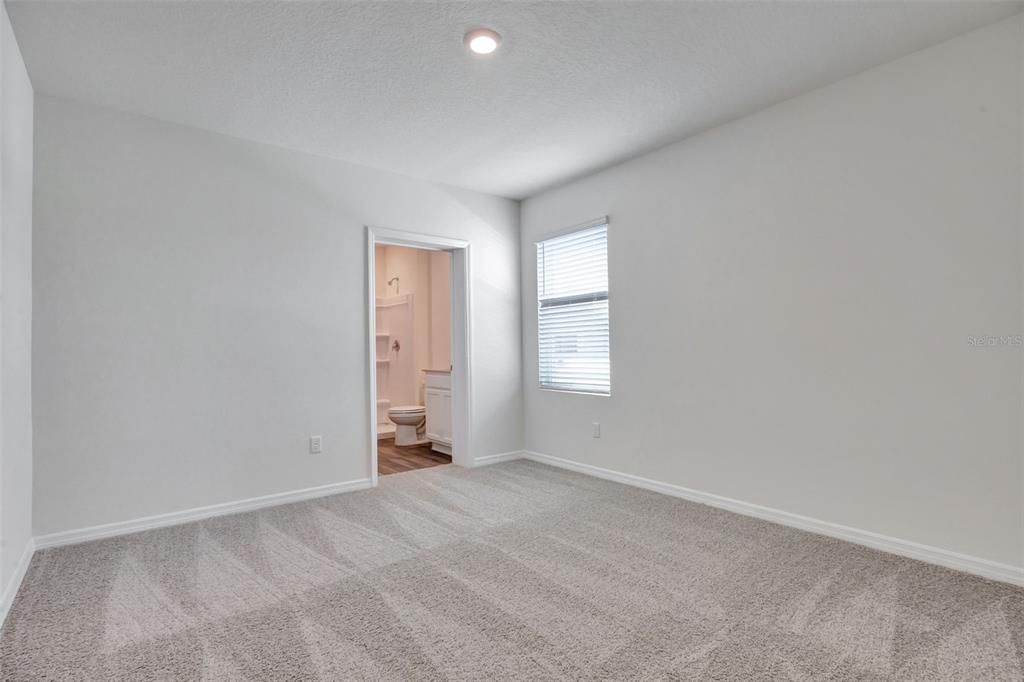 Под контрактом: $478,490 (4 спален, 3 ванн, 2725 Квадратных фут)