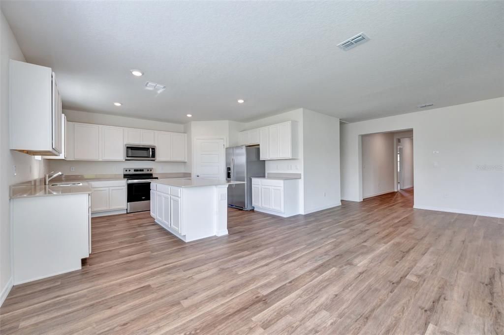 Под контрактом: $478,490 (4 спален, 3 ванн, 2725 Квадратных фут)