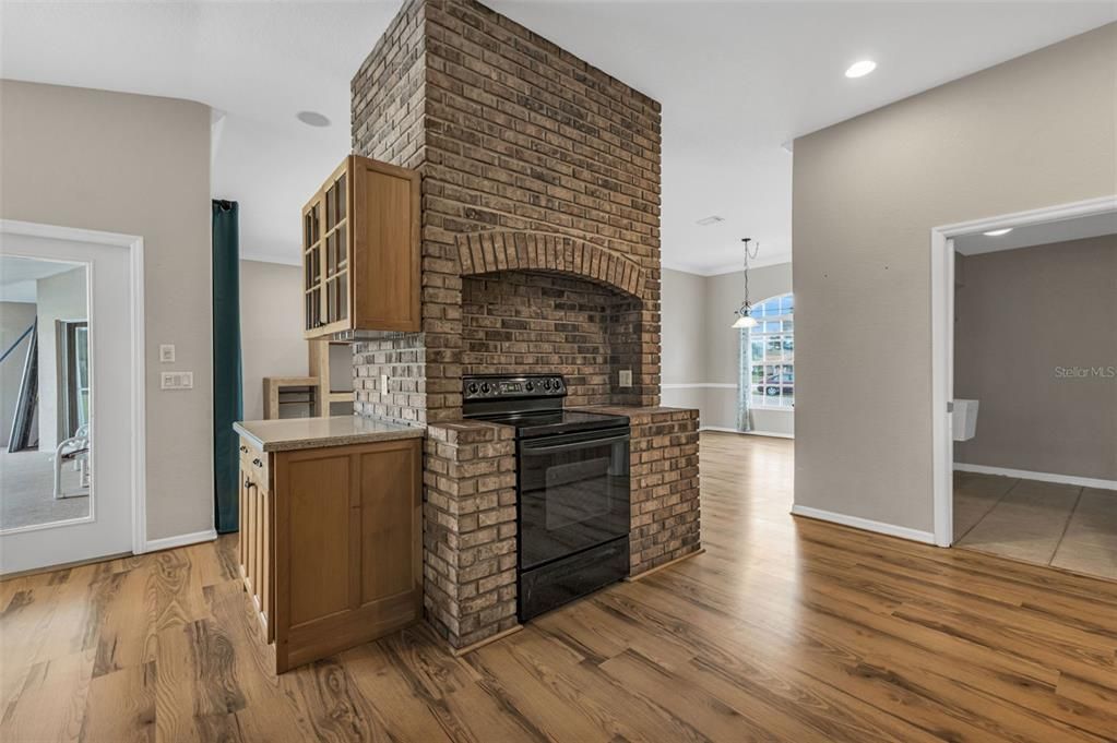 合同活跃: $409,900 (3 贝兹, 2 浴室, 2363 平方英尺)