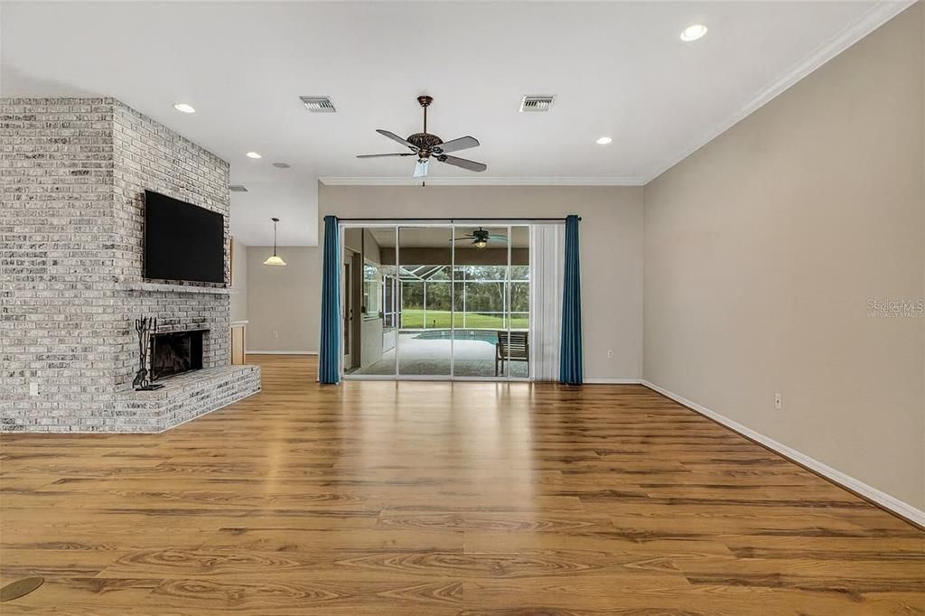 合同活跃: $409,900 (3 贝兹, 2 浴室, 2363 平方英尺)