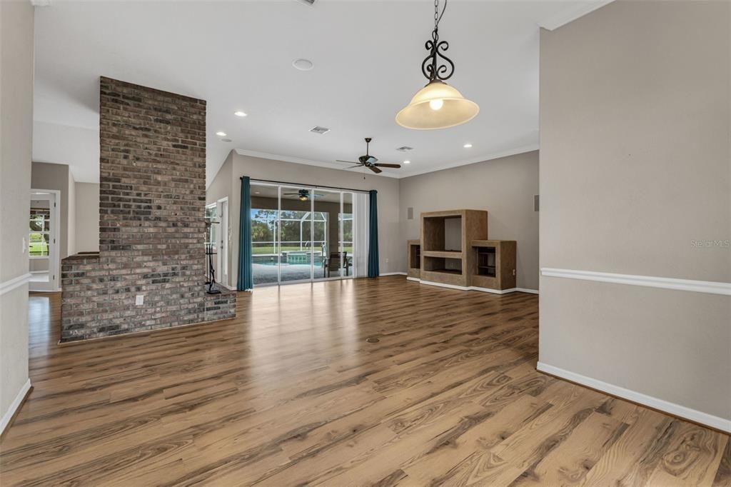 合同活跃: $409,900 (3 贝兹, 2 浴室, 2363 平方英尺)