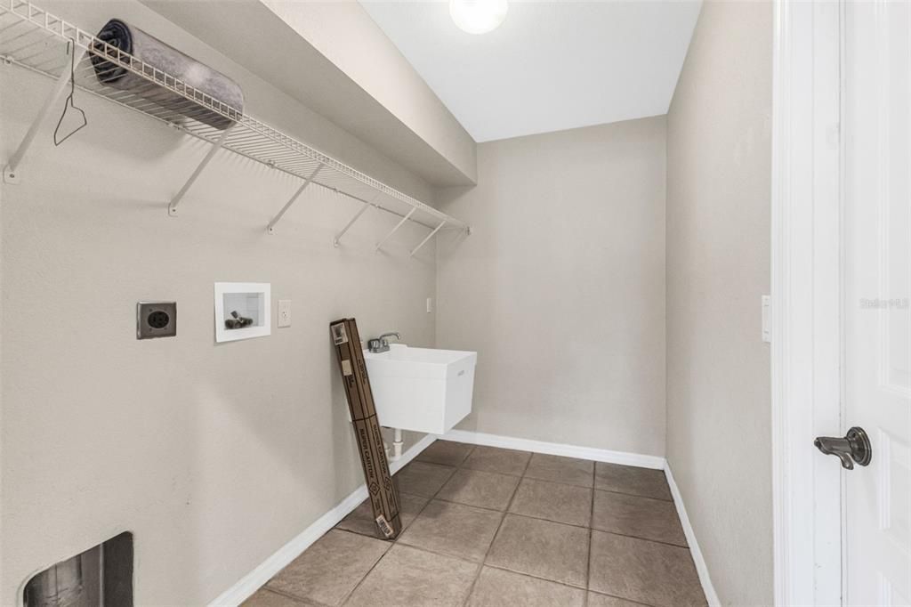 合同活跃: $409,900 (3 贝兹, 2 浴室, 2363 平方英尺)