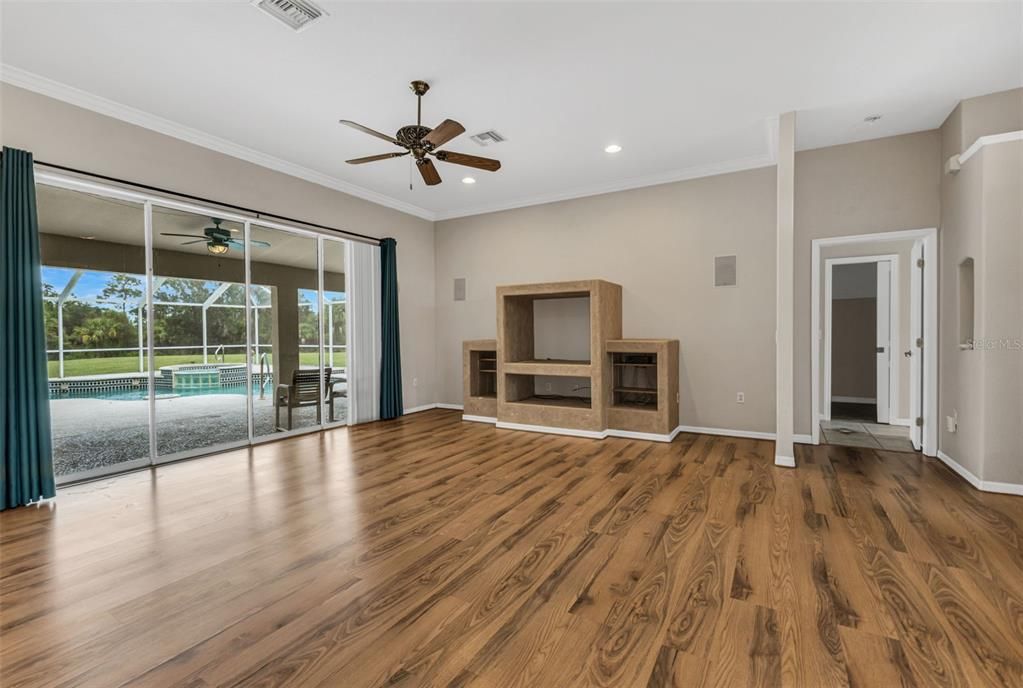 合同活跃: $409,900 (3 贝兹, 2 浴室, 2363 平方英尺)