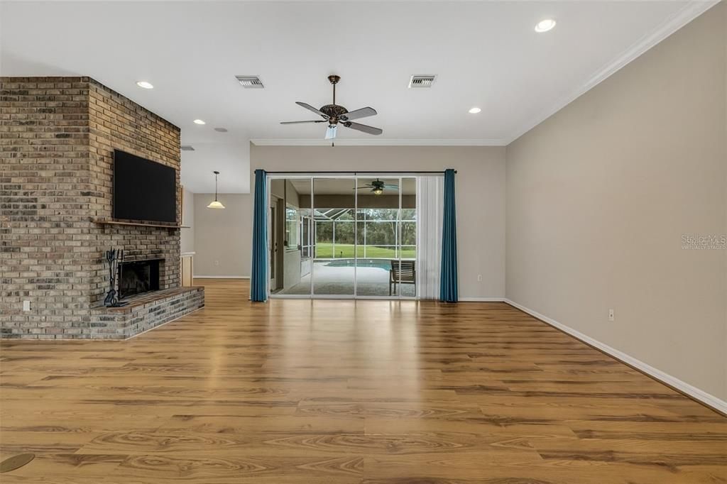 合同活跃: $409,900 (3 贝兹, 2 浴室, 2363 平方英尺)