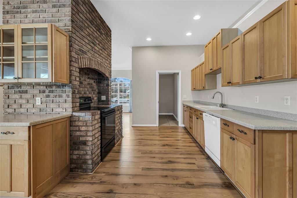 合同活跃: $409,900 (3 贝兹, 2 浴室, 2363 平方英尺)