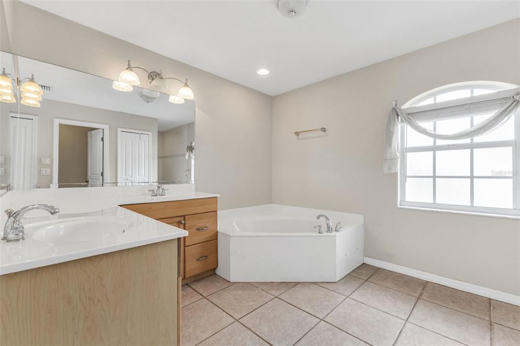 合同活跃: $409,900 (3 贝兹, 2 浴室, 2363 平方英尺)