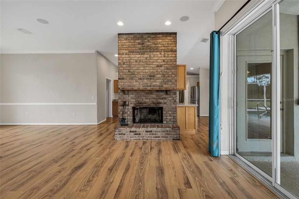 合同活跃: $409,900 (3 贝兹, 2 浴室, 2363 平方英尺)