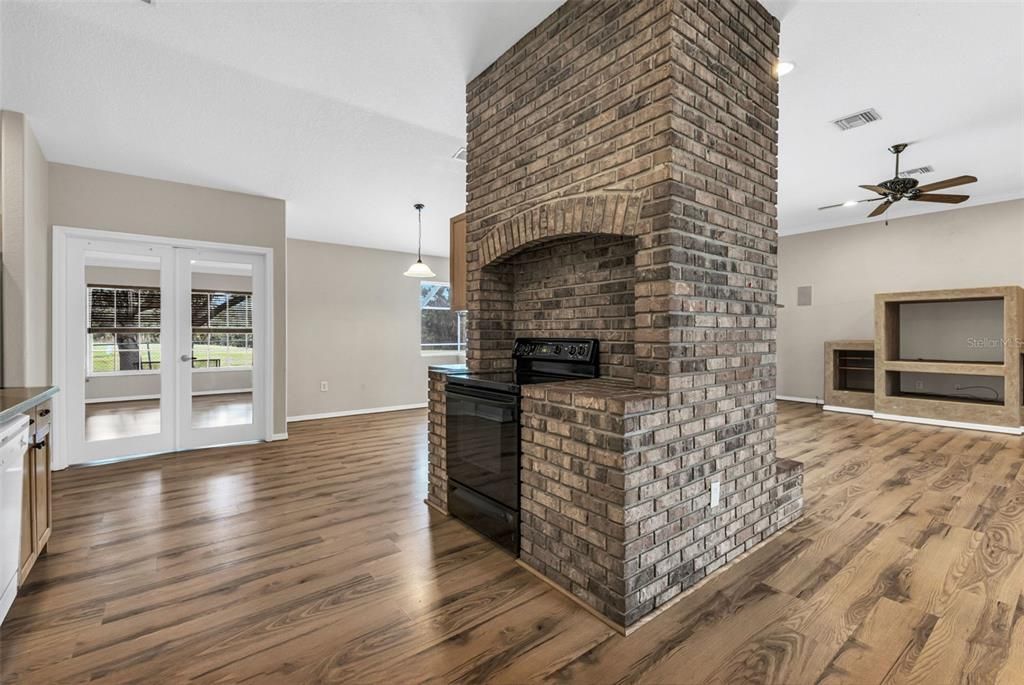 合同活跃: $409,900 (3 贝兹, 2 浴室, 2363 平方英尺)