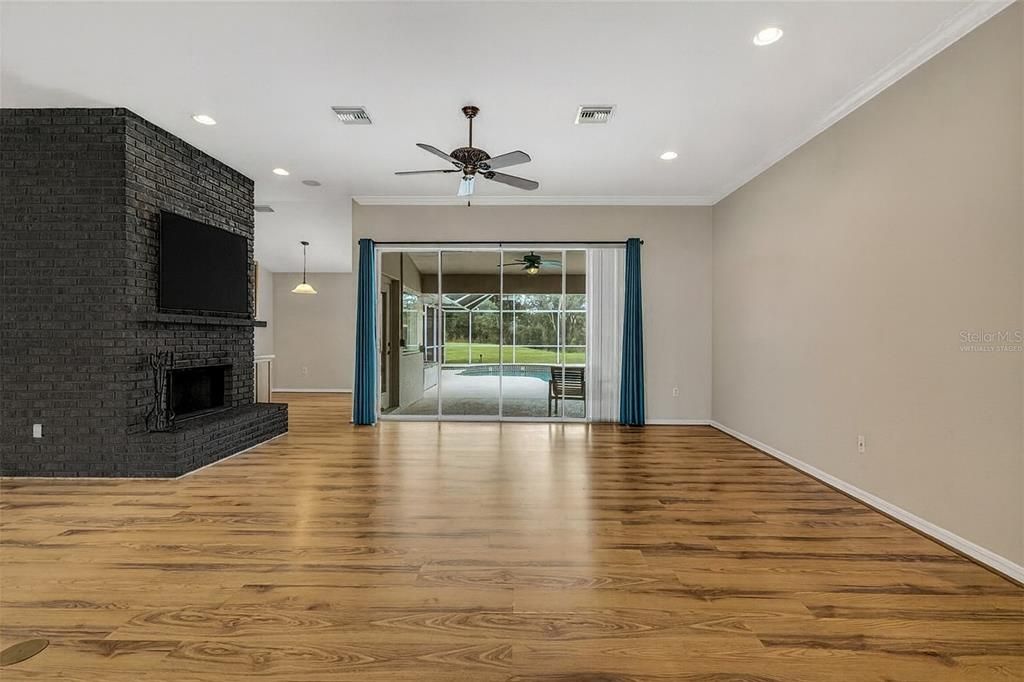 合同活跃: $409,900 (3 贝兹, 2 浴室, 2363 平方英尺)