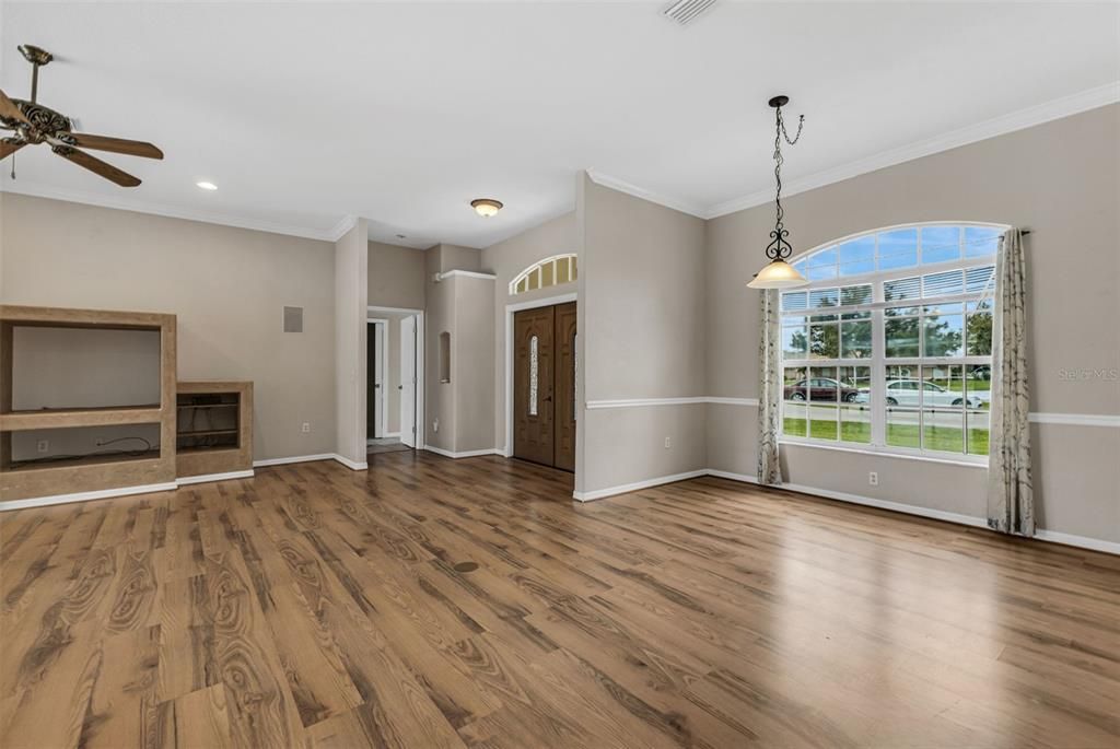 合同活跃: $409,900 (3 贝兹, 2 浴室, 2363 平方英尺)