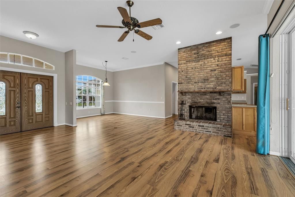 合同活跃: $409,900 (3 贝兹, 2 浴室, 2363 平方英尺)