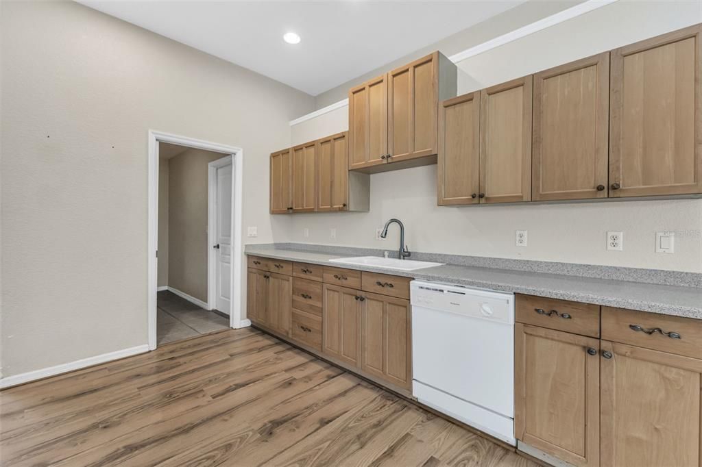 合同活跃: $409,900 (3 贝兹, 2 浴室, 2363 平方英尺)