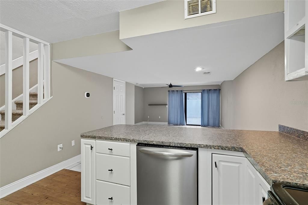 На продажу: $154,900 (2 спален, 1 ванн, 1158 Квадратных фут)