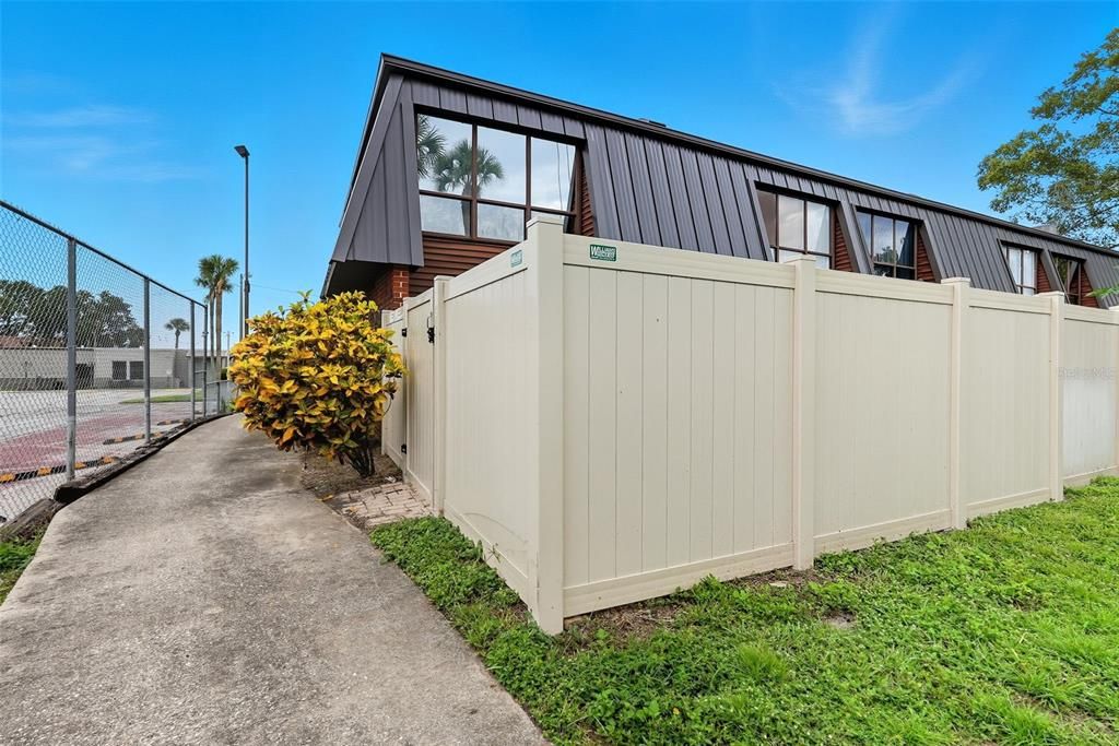 На продажу: $154,900 (2 спален, 1 ванн, 1158 Квадратных фут)