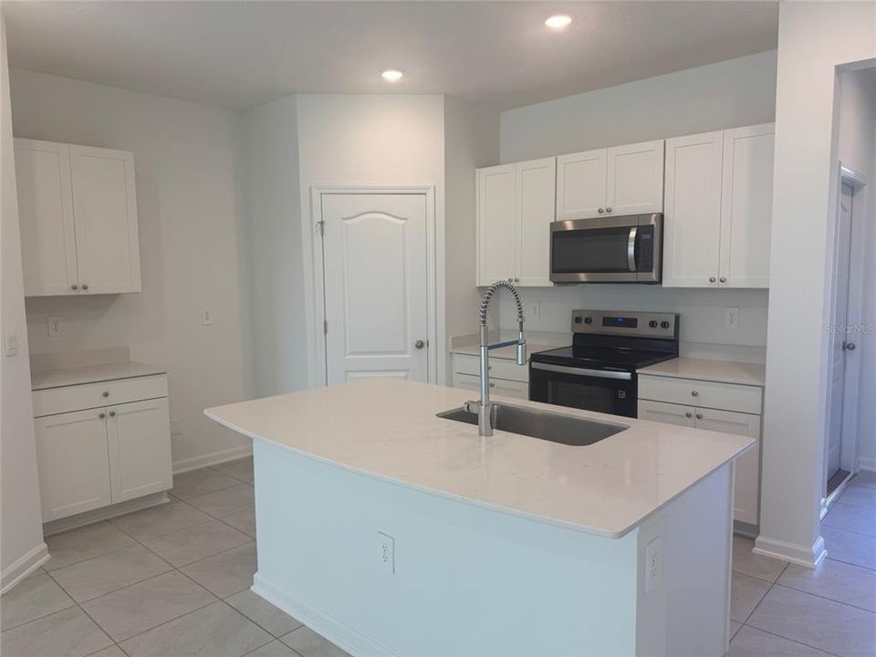 На продажу: $294,990 (2 спален, 2 ванн, 1442 Квадратных фут)