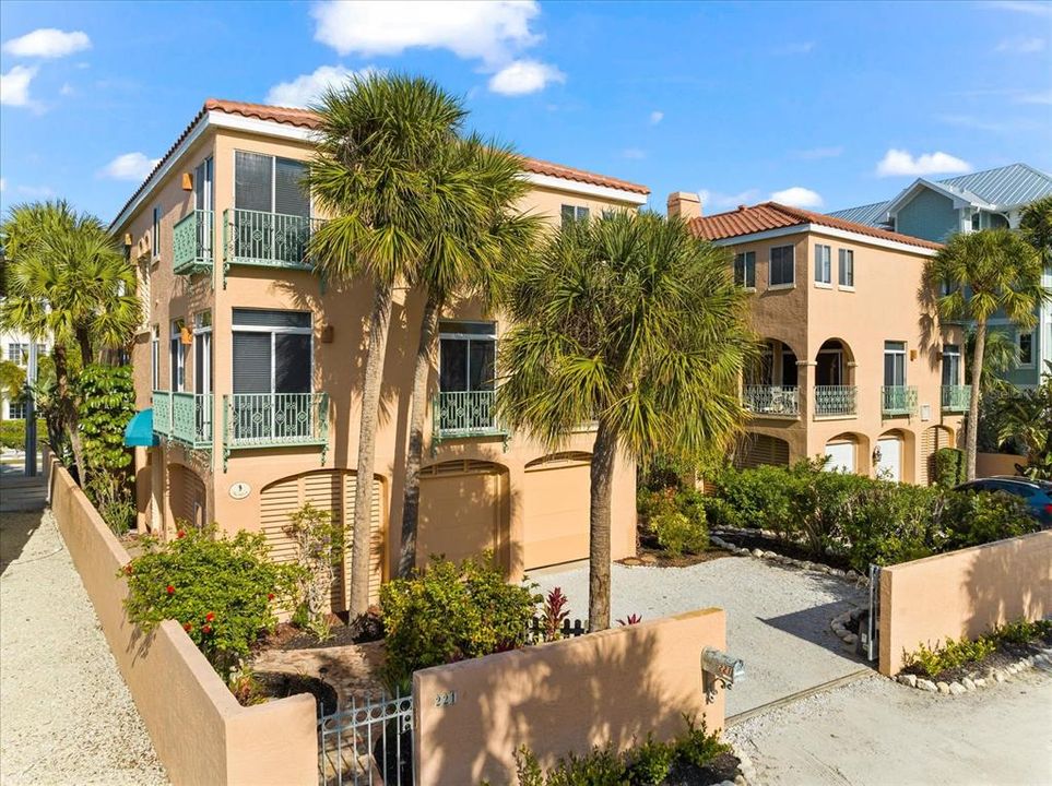 Недавно продано: $1,566,000 (3 спален, 2 ванн, 2041 Квадратных фут)